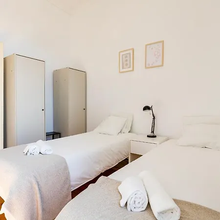 4br - Excellent Location - New Mattresses! * Lisbon