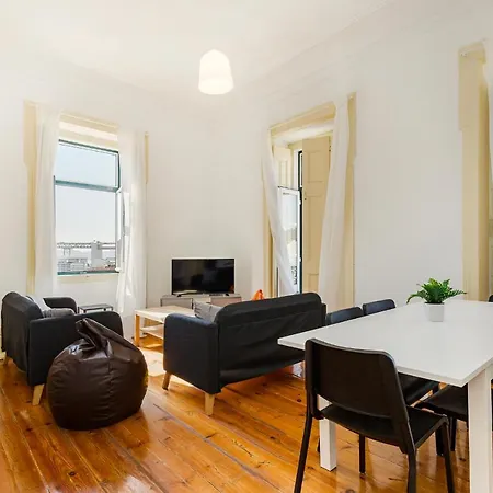 Apartment 4br - Excellent Location - New Mattresses!